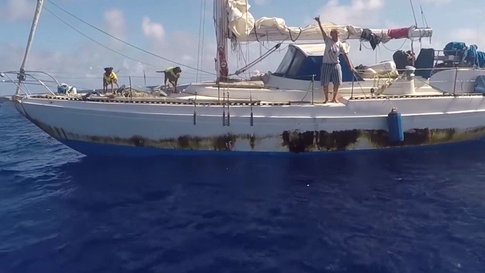 2 mulheres resgatadas depois de passarem 5 meses à deriva num barco, com os seus dois cães