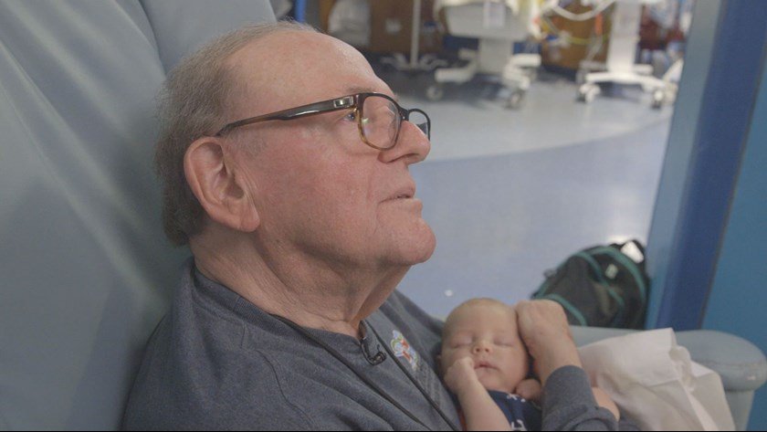 Idoso dá carinho a bebés prematuros no hospital, quando os pais não estão presentes