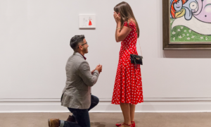 Pediu namorada em casamento pendurando &#8220;obra de arte&#8221; num museu de Nova Iorque