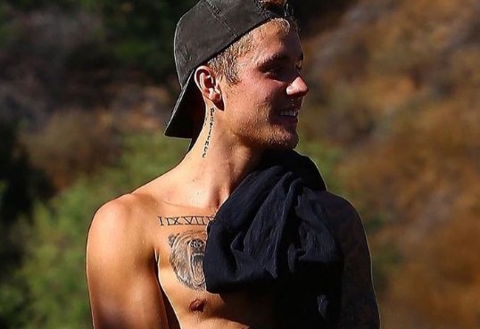 Justin Bieber mostra-se em tronco nu, completamente tatuado