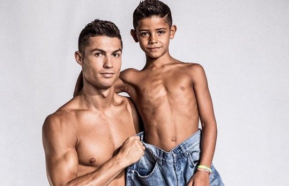 Cristiano Ronaldo com o filho no video promocional da CR7 Junior