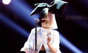Sia troca as voltas aos &#8216;paparazzi&#8217; e publica foto nua