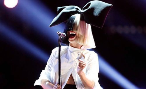 Sia troca as voltas aos &#8216;paparazzi&#8217; e publica foto nua