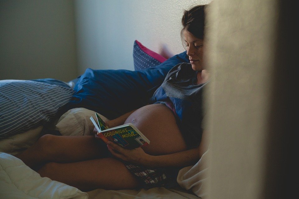 Risco de bebés nascerem mortos duplica quando as mães dormem de costas, no final da gravidez
