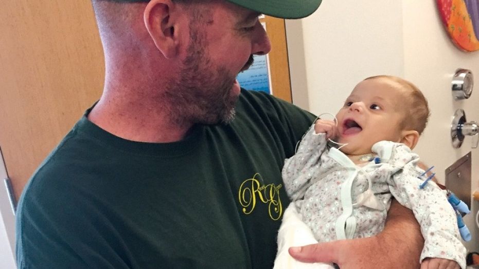Polícia salvou a vida desta bebé doando parte do fígado