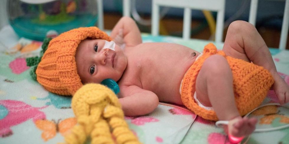 Enfermeira tricotou peças de Halloween para os 30 bebés internados, e as fotos derretem a web