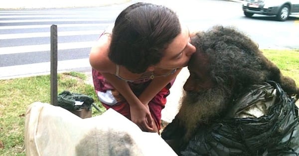 Sem abrigo deu poema a esta mulher na rua, e isso mudou-lhe a vida