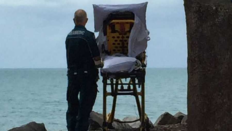 Paramédicos realizam ultimo desejo de mulher doente, levando-a a ver o mar