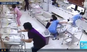 Enfermeiras agem rápido para segurar bebés durante terramoto