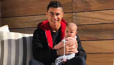 Cristiano Ronaldo posa com Eva ao colo, e Dolores mostra o crescimento dos gémeos