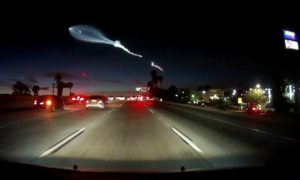 Rasto de luz &#8220;misterioso&#8221; no céu intriga condutores em Los Angeles
