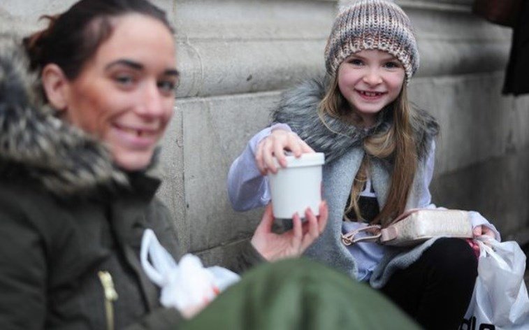 Criança compra refeição a sem-abrigo com dinheiro que recebeu no aniversário