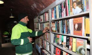 Homens do lixo criaram biblioteca com livros que as pessoas deitam fora