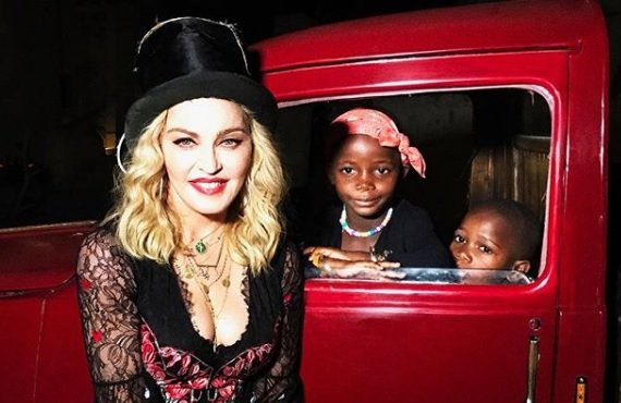Filhas de Madonna aprendem a dançar Kuduro