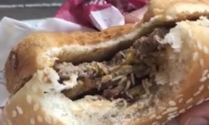 Cliente encontra larvas em hambúrguer num restaurante Burger King no Brasil