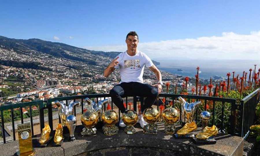 Ronaldo exibe troféus na Madeira e faz dedicatória especial