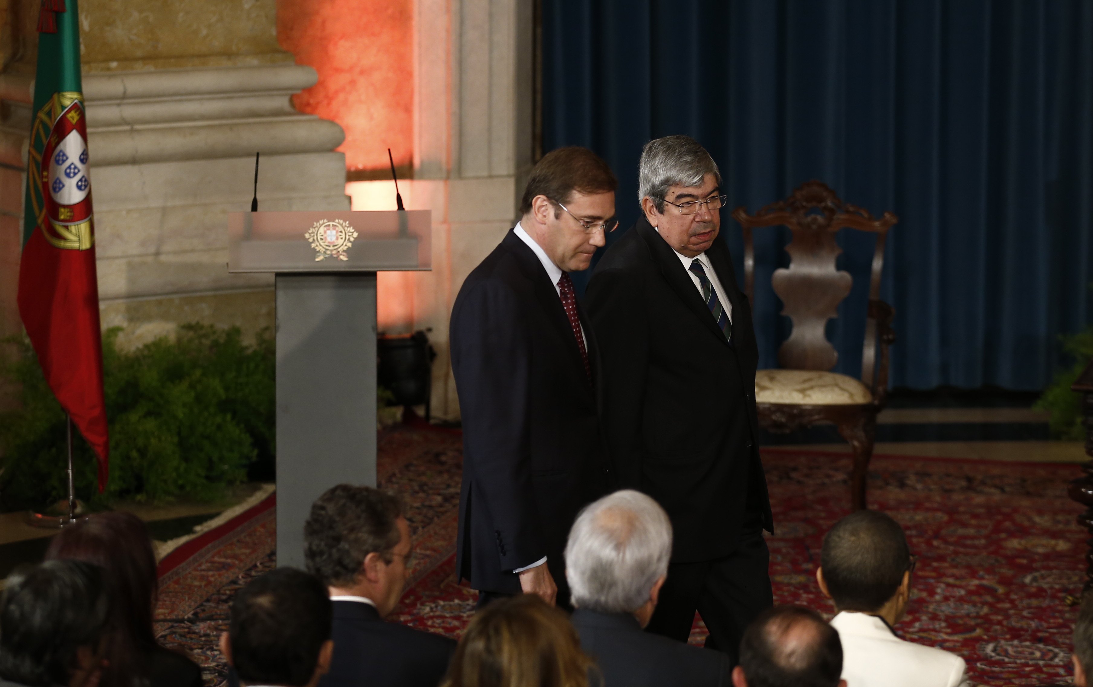 Ferro Rodrigues recebe Pedro Passos Coelho no dia em que deixa o parlamento