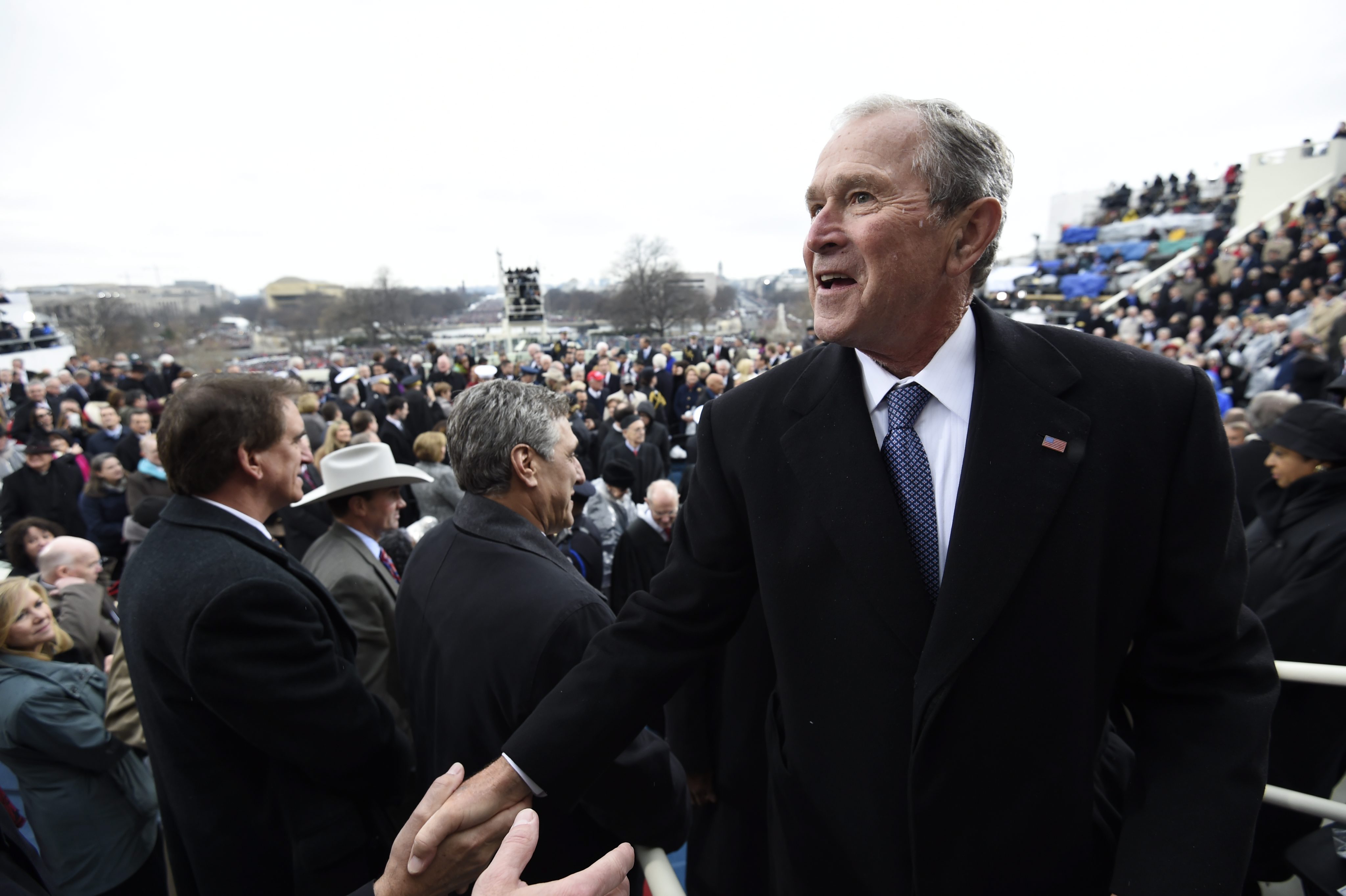 George W. Bush diz haver &#8220;evidências claras&#8221; de ingerência russa nas eleições dos EUA