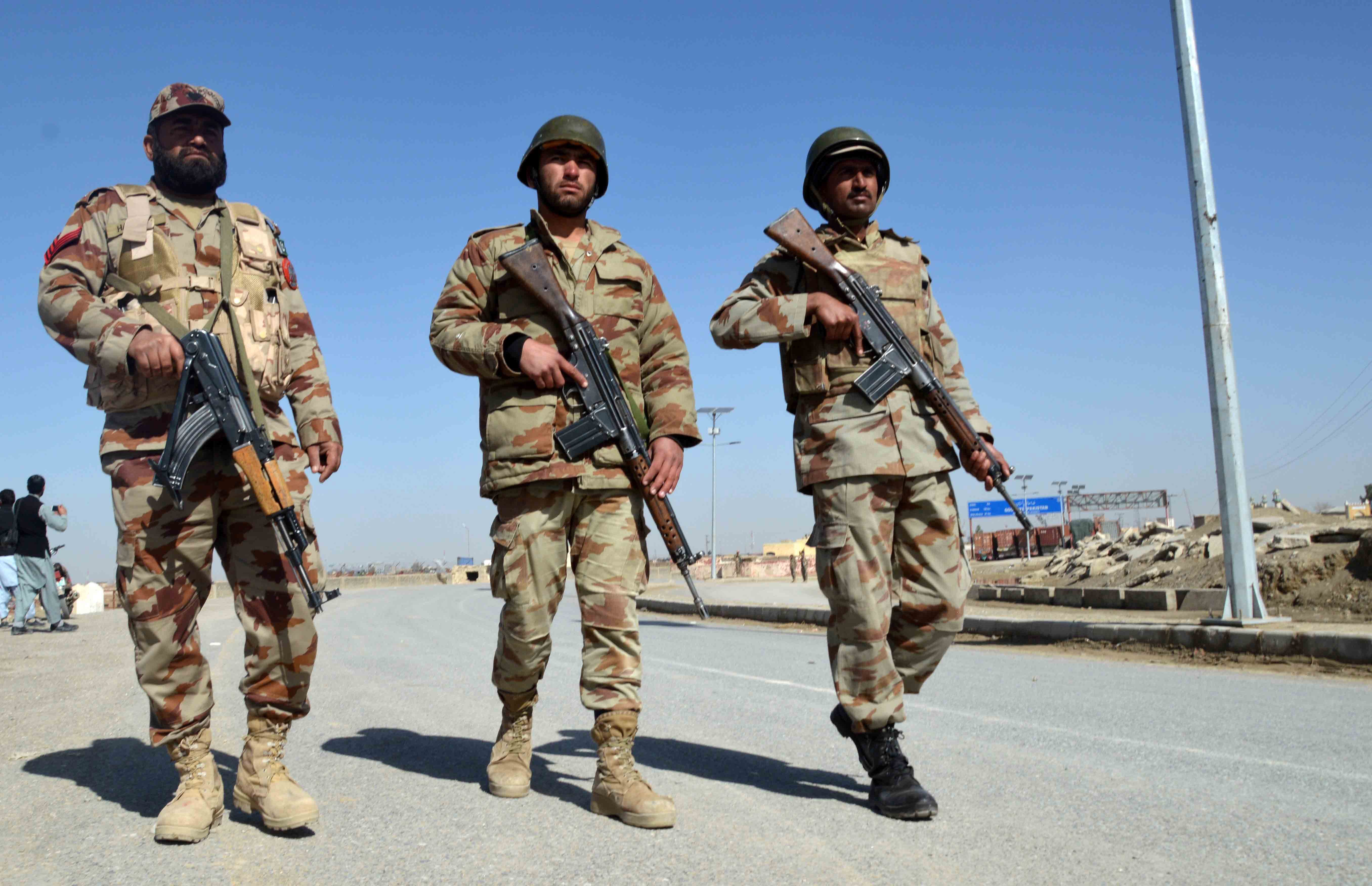 Onze soldados mortos em ataque suicida no Paquistão