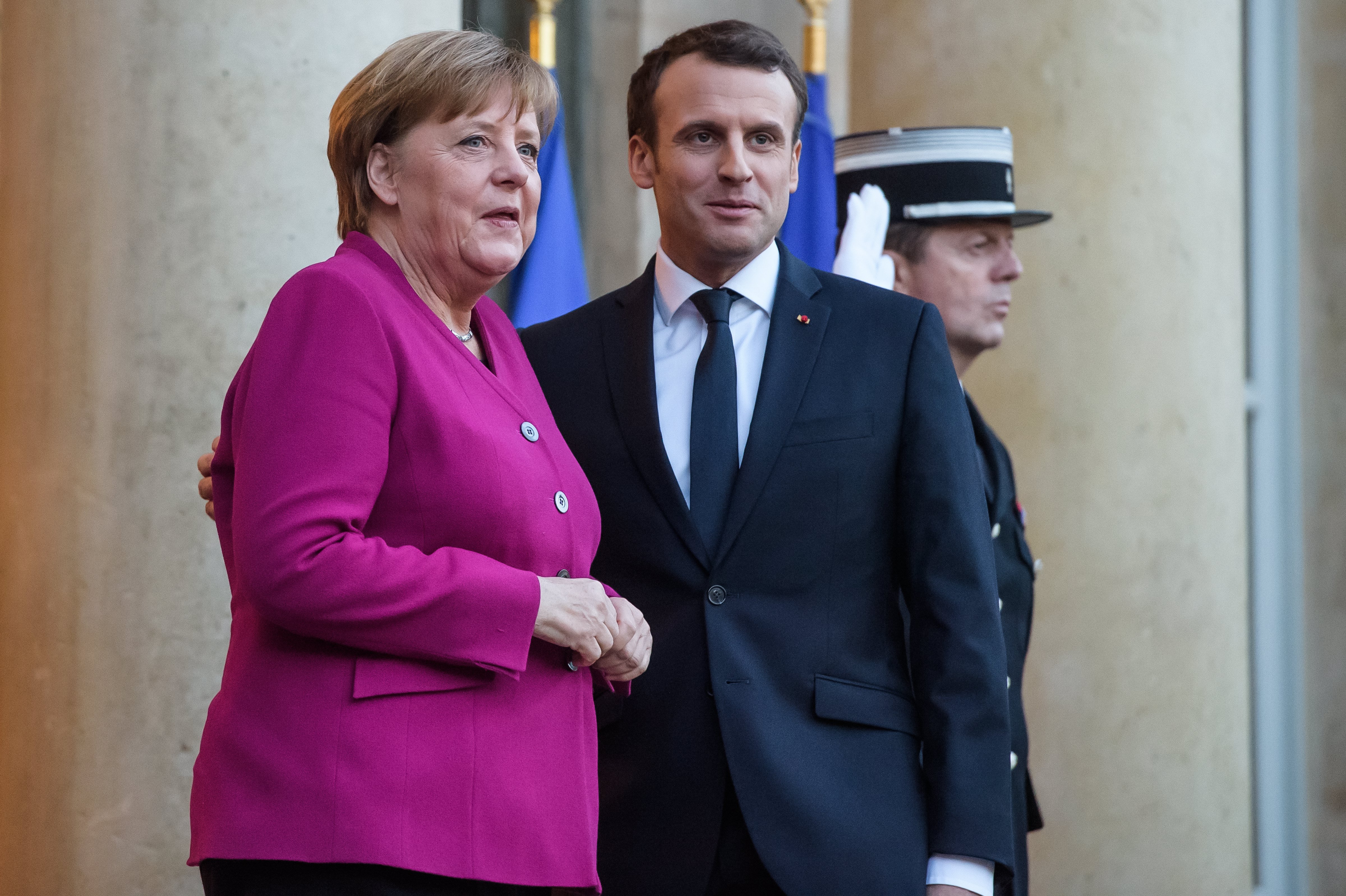 Merkel e Macron pedem &#8220;pressão máxima&#8221; a Moscovo para aplicação imediata de cessar-fogo na Síria