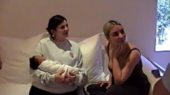 Primeiras imagens da filha de Kim e Kanye reveladas no video da gravidez da irmã Kylie