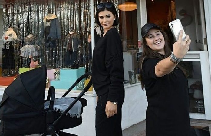 Figura de Kylie Jenner à porta de loja levou fãs a acreditar que era a socialite com a filha