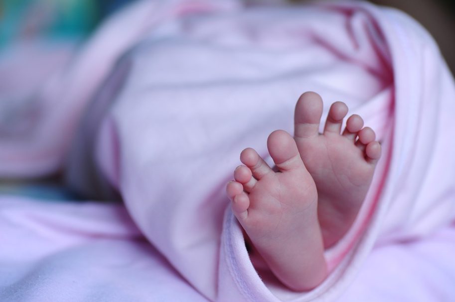 Menina de 11 anos deu à luz em Espanha. O pai do bebé é o próprio irmão