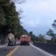 Condutor &#8220;finta&#8221; a morte ao evitar, por sorte, uma enorme pedra que cai na estrada