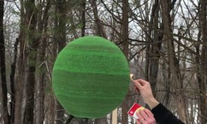 Passou 1 ano a colar 42.000 fósforos, para fazer uma esfera. Agora acendeu-a&#8230;