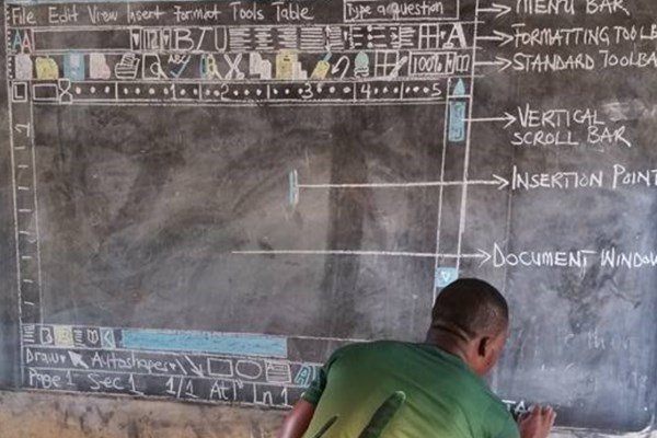 Sem computador, professor no Gana ensina informática desenhando no quadro