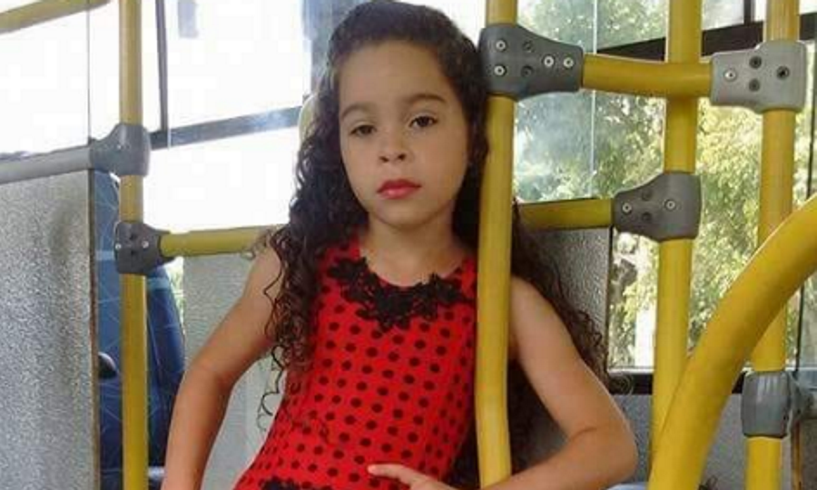 Menina de 7 anos morre ao imitar o &#8220;desafio do desodorizante&#8221;, que viu num vídeo online