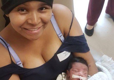 Bebé que nasceu prematuro depois de a mãe ser baleada, já teve alta do hospital