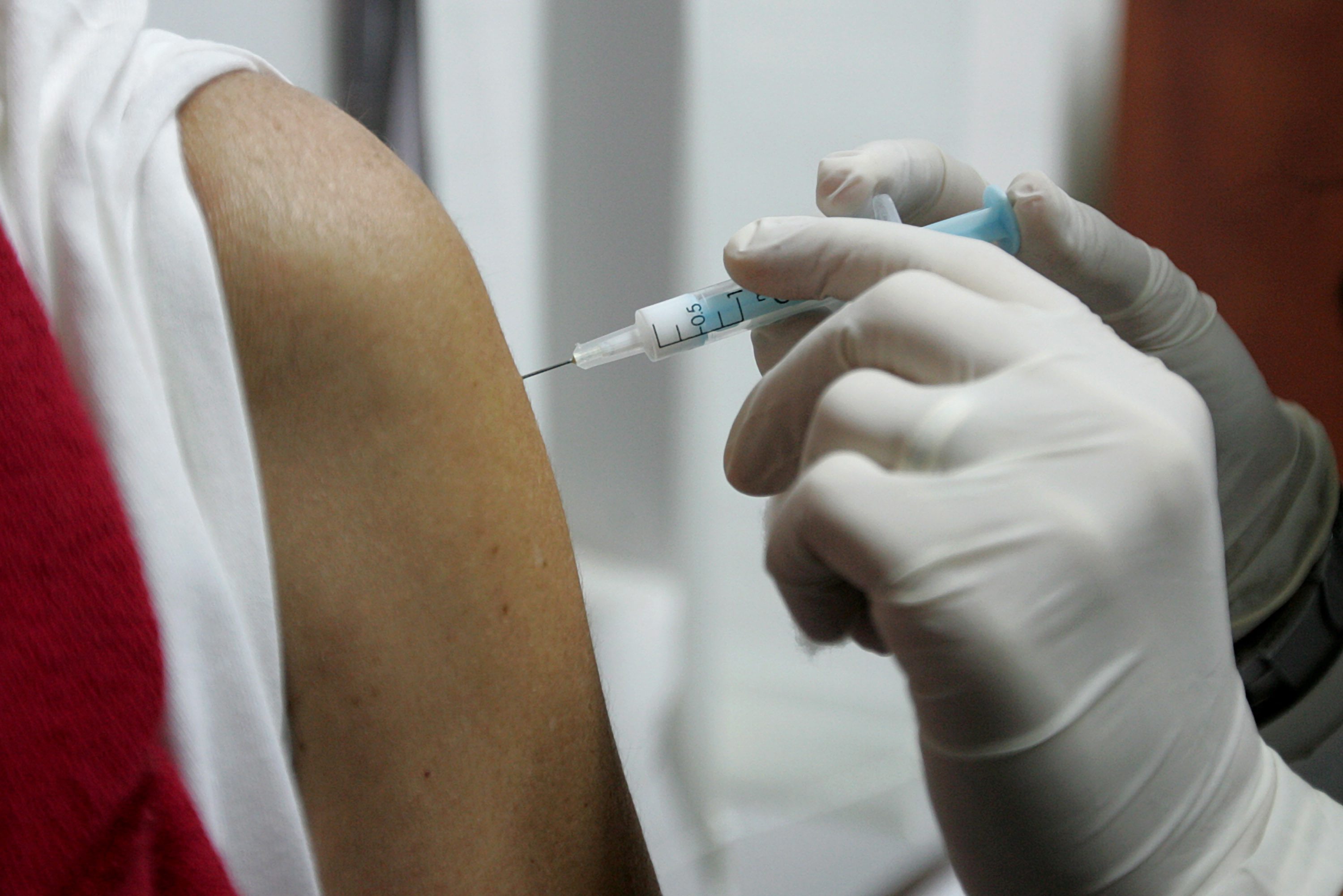 Profissionais de saúde devem receber duas doses de vacina contra o sarampo