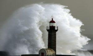 Ondas excecionalmente fortes vão atingir costa de Portugal