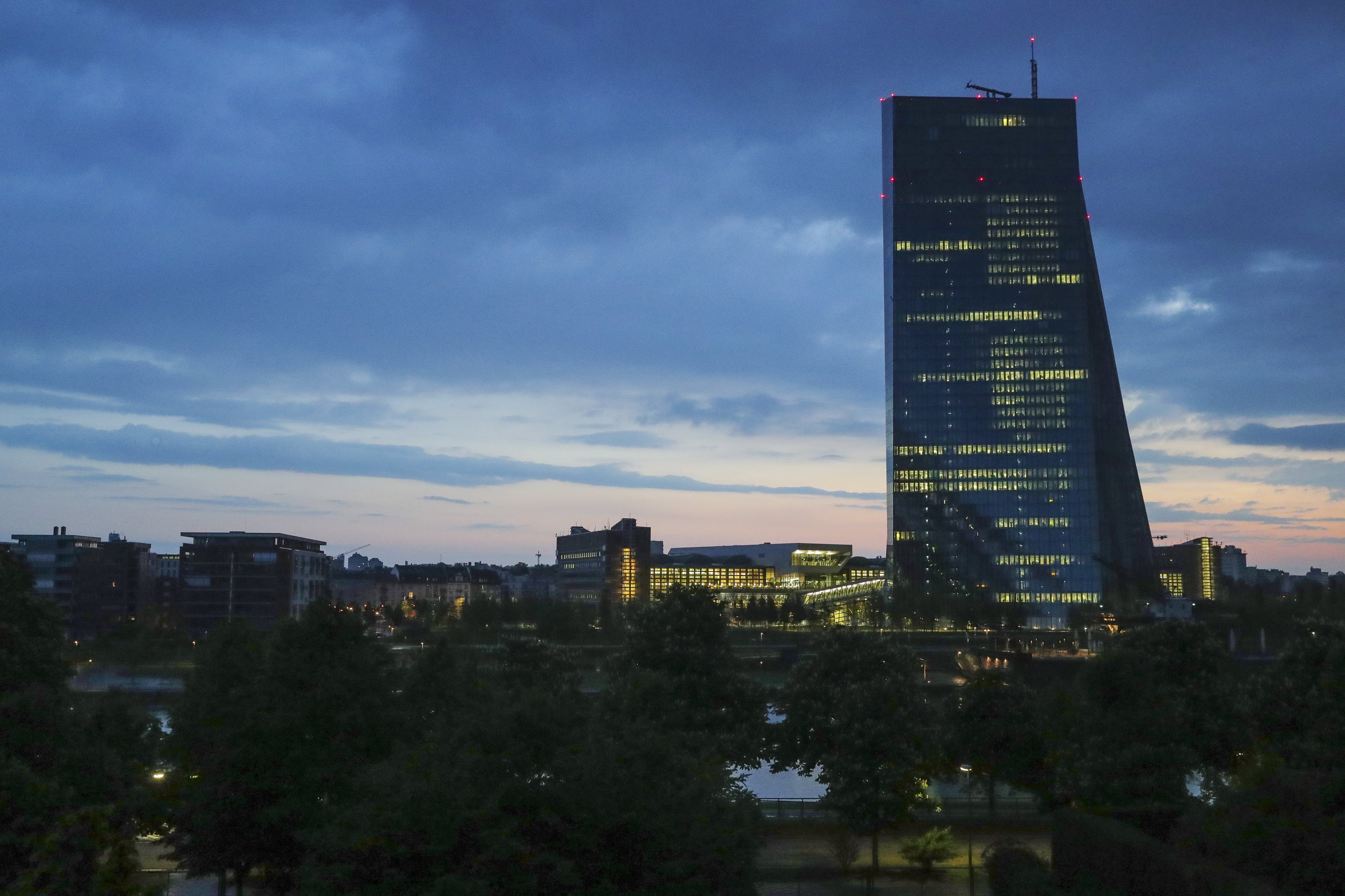 BCE mantém taxas de juro e programa de compra de ativos até setembro