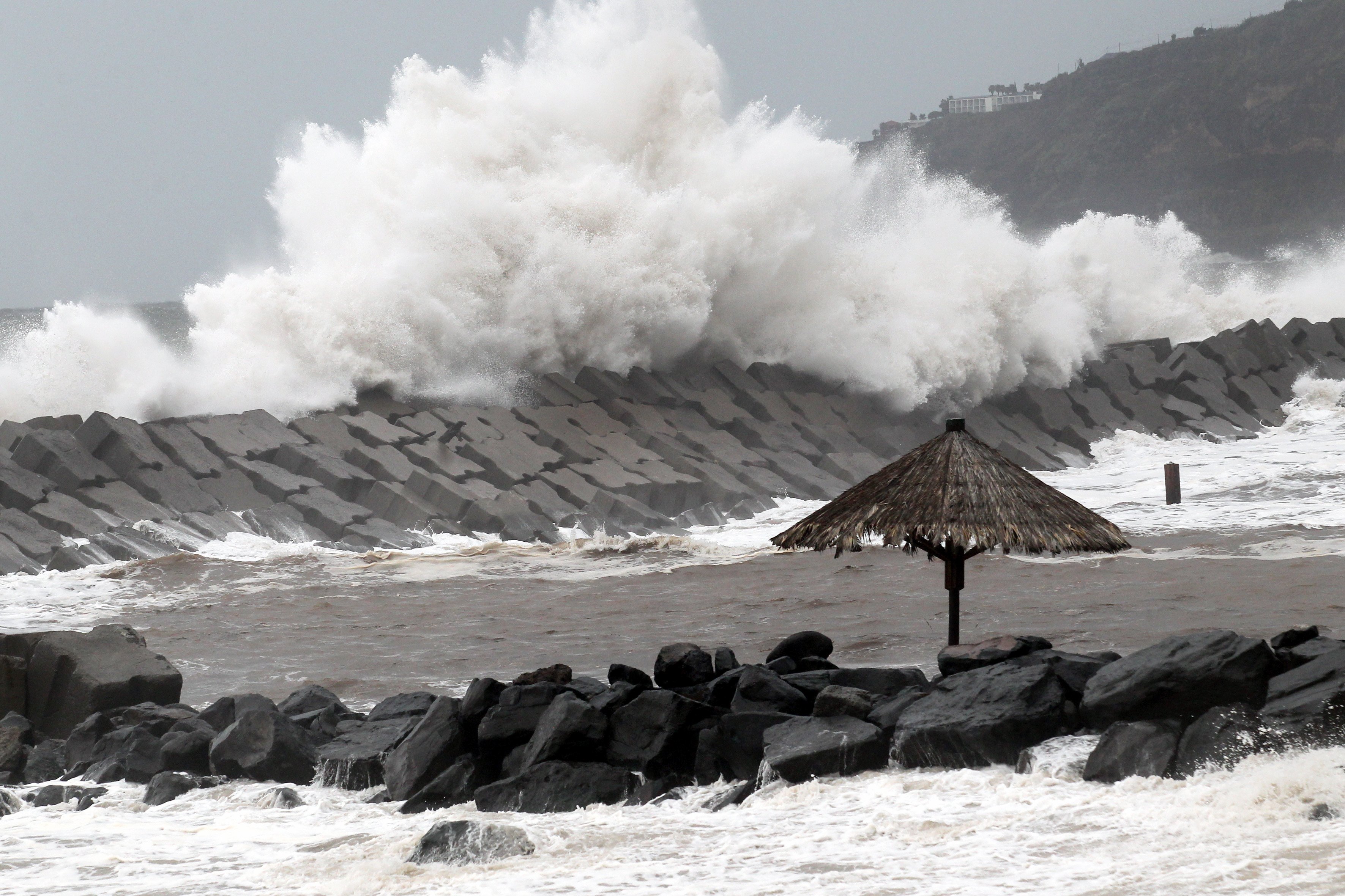 Homem arrastado por onda está desaparecido na Madeira &#8211; Capitania