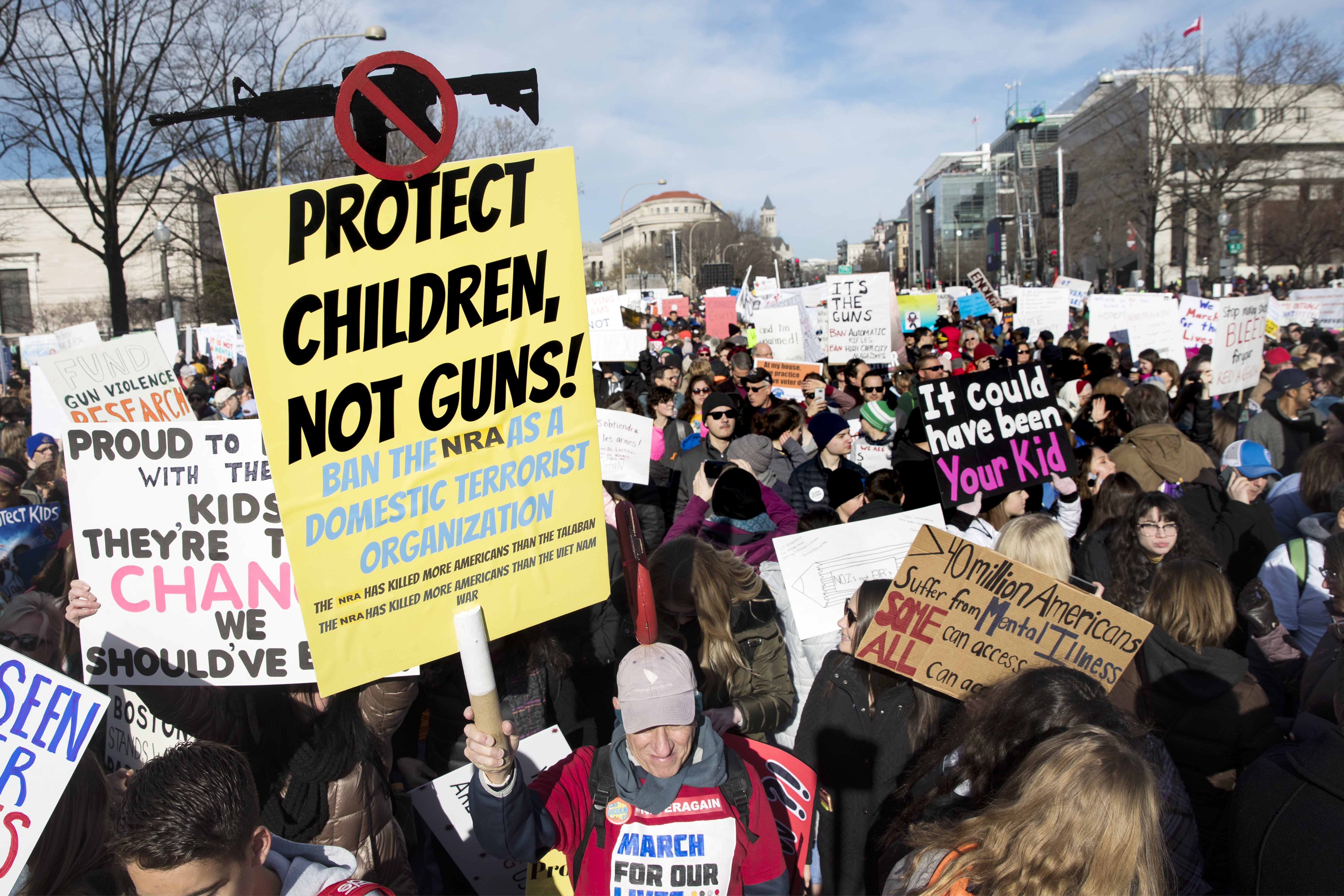 Centenas de milhares de pessoas manifestam-se nos EUA contra armas de fogo