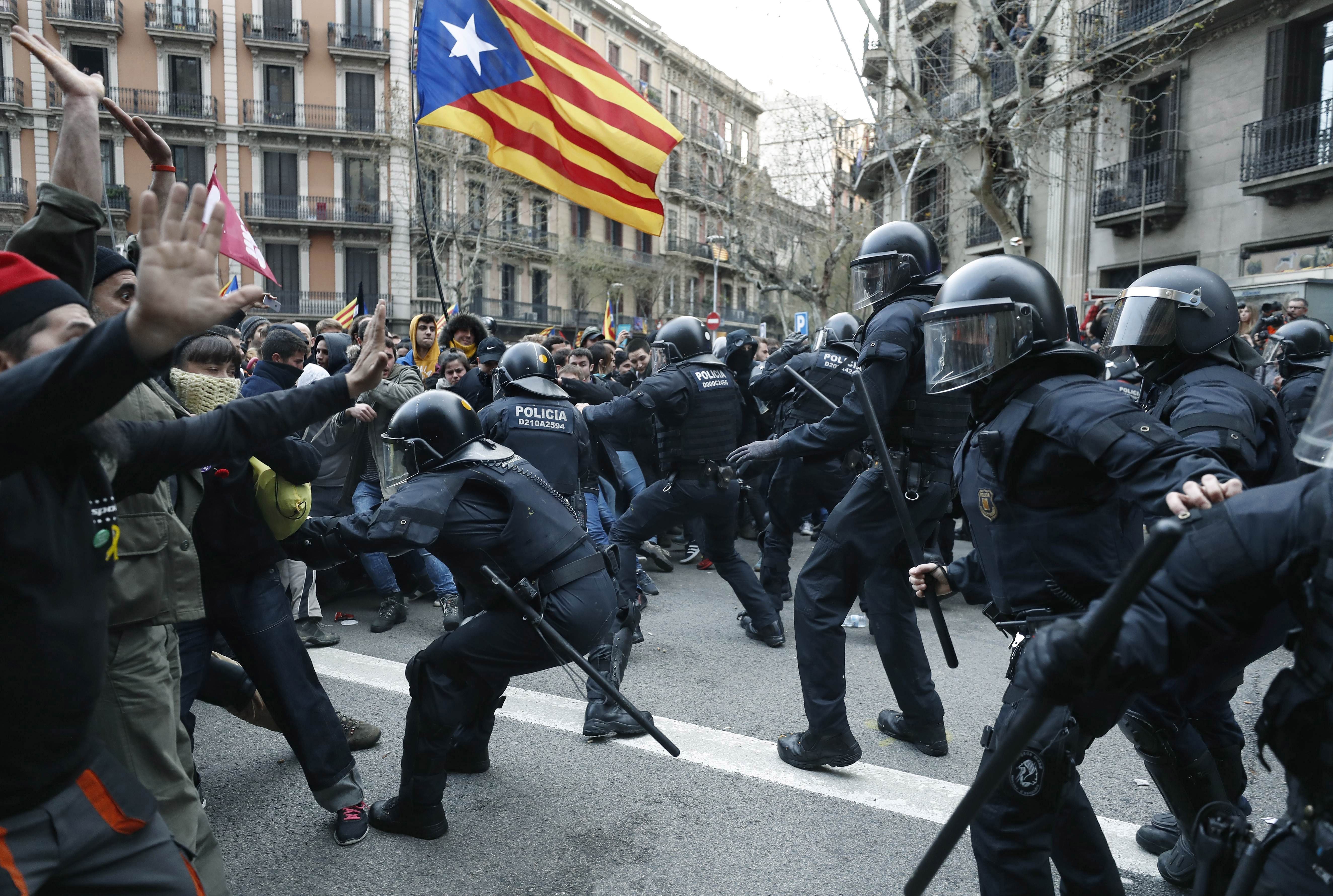 Sobe para 52 o número de feridos em confrontos com a polícia em Barcelona