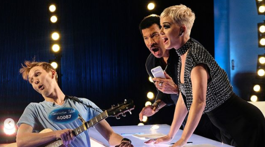 O beijo de Katy Perry a concorrente do American Idol