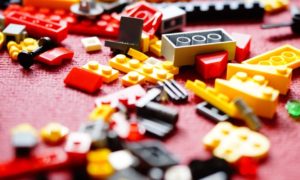 A LEGO está à procura de um mestre construtor, e paga 30.000€ para &#8220;brincar&#8221;
