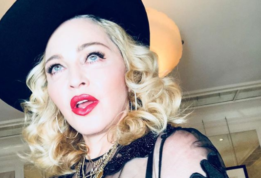Rendida a Portugal, Madonna descontrai em Alfama