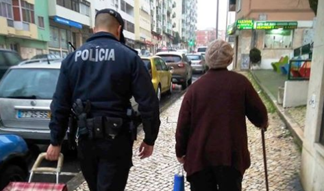 Agente da PSP ajuda mulher a carregar as compras nas ruas de Lisboa