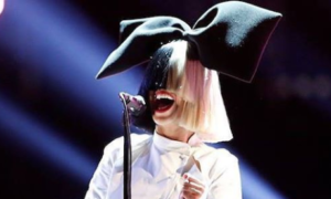 Sia divulga nova música e apresenta-se sem peruca