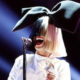 Sia divulga nova música e apresenta-se sem peruca