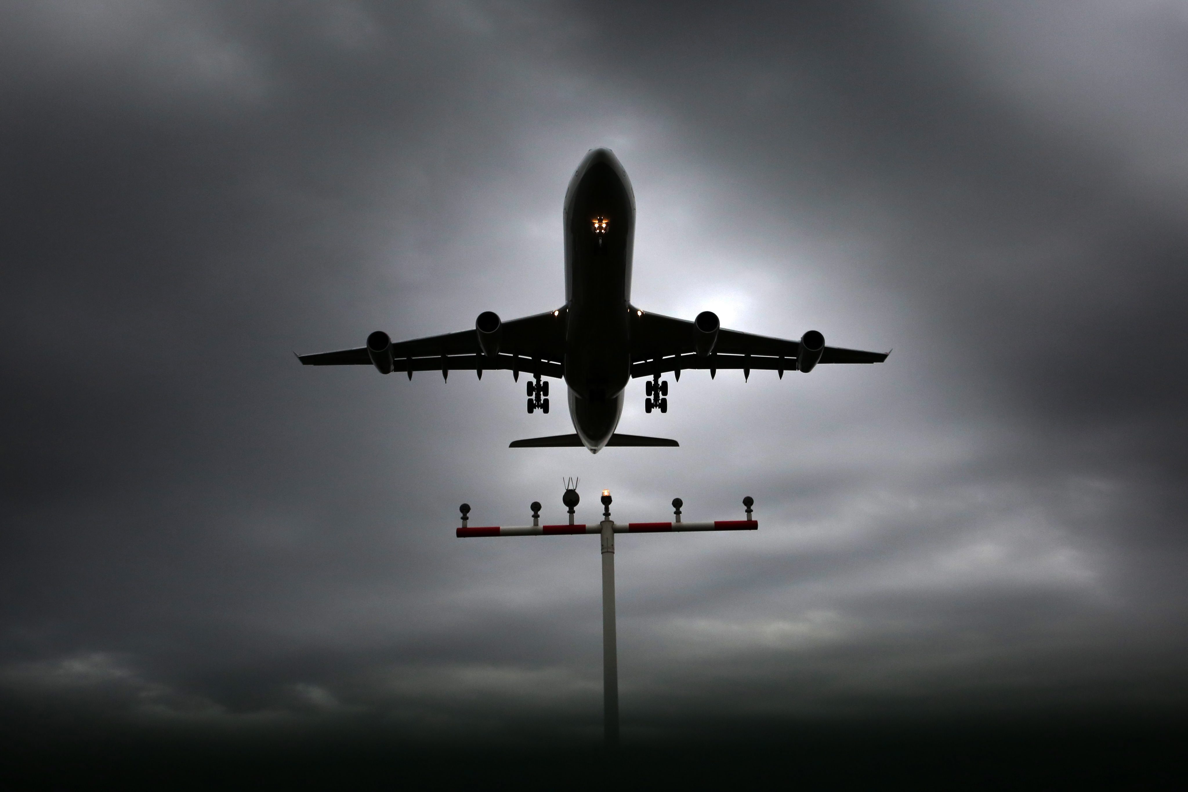 Aeroportos portugueses com restrições nas descolagens