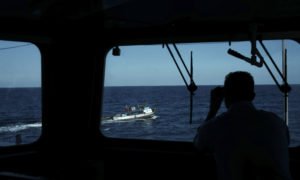 Fragata da Marinha portuguesa resgata 138 migrantes ao largo de Lampedusa, Itália
