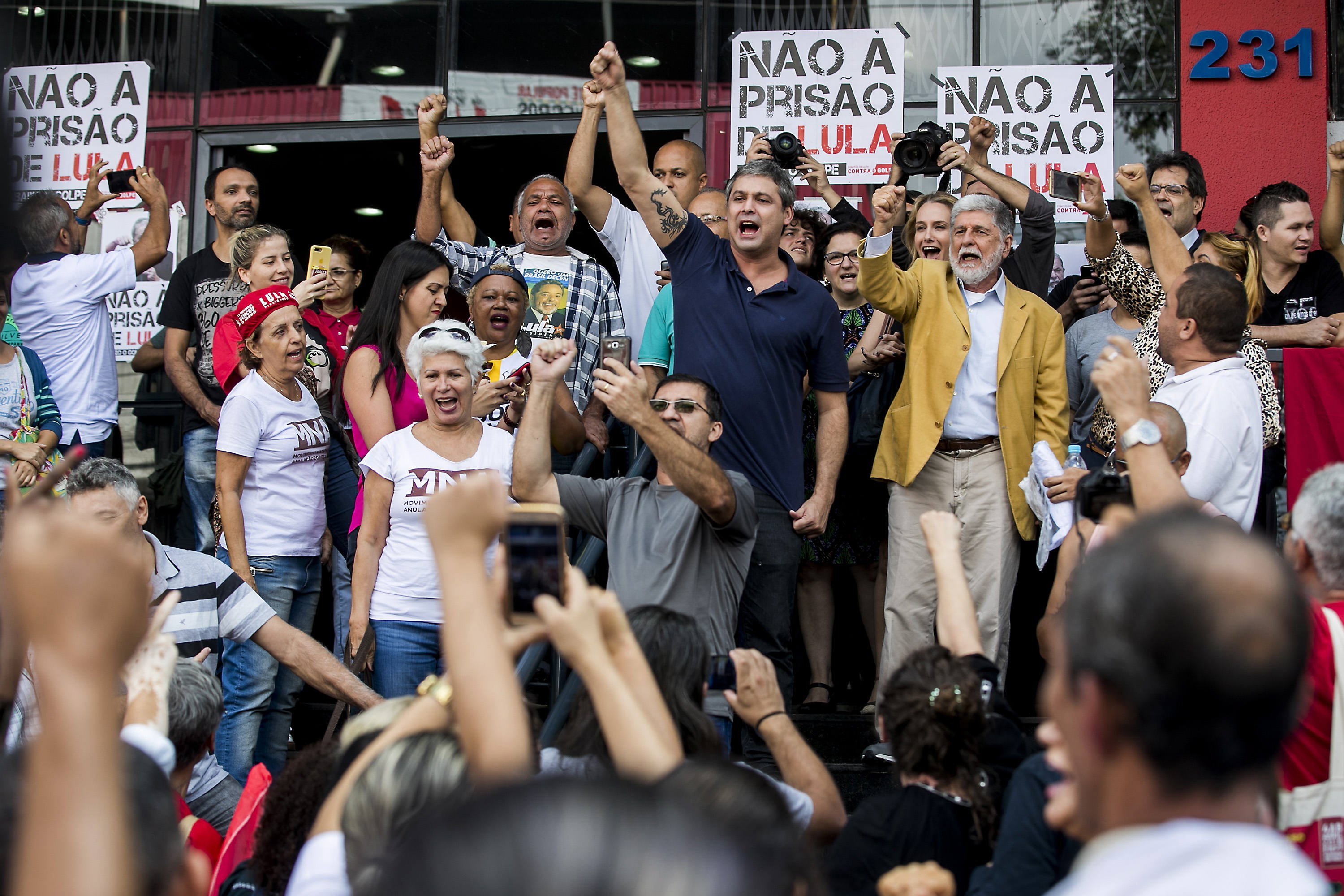 Partido dos Trabalhadores diz que Lula vai ficar no sindicato à espera de ser detido