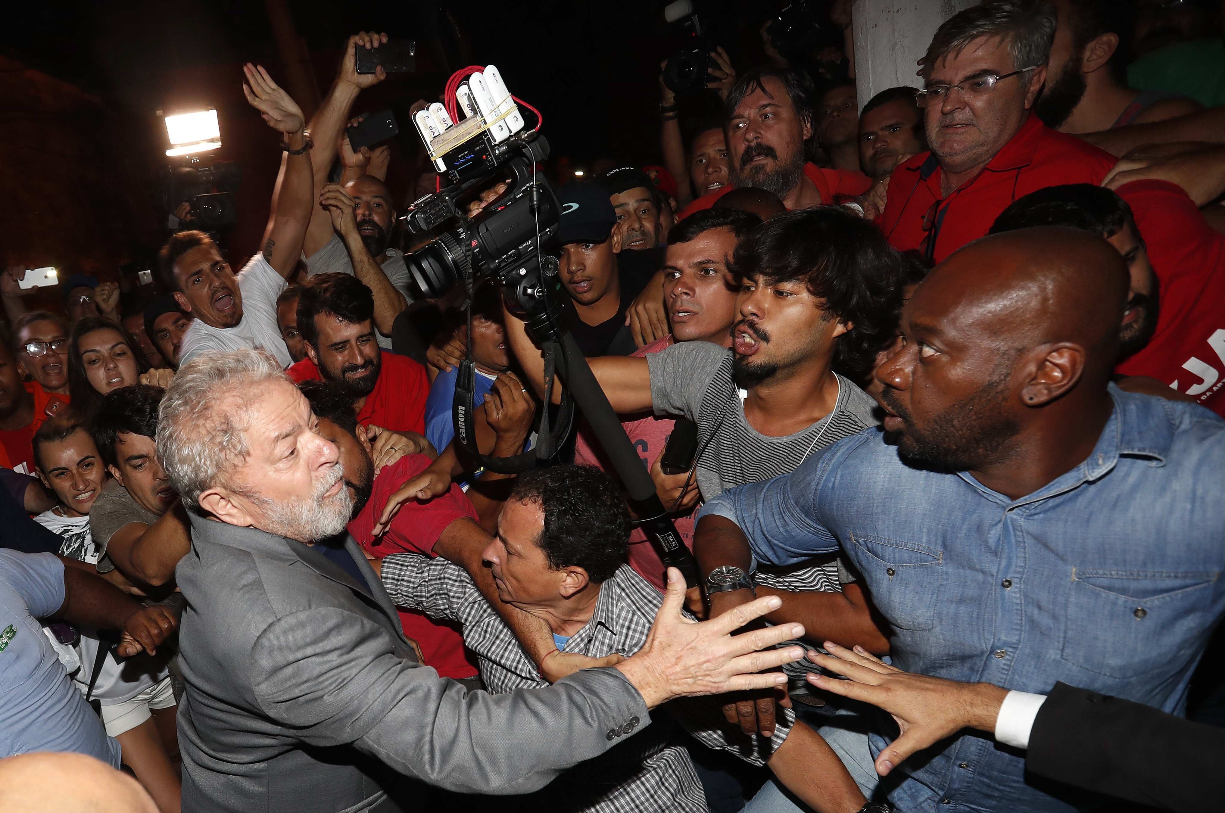 Lula da Silva sai a pé do sindicato, rodeado de seguranças