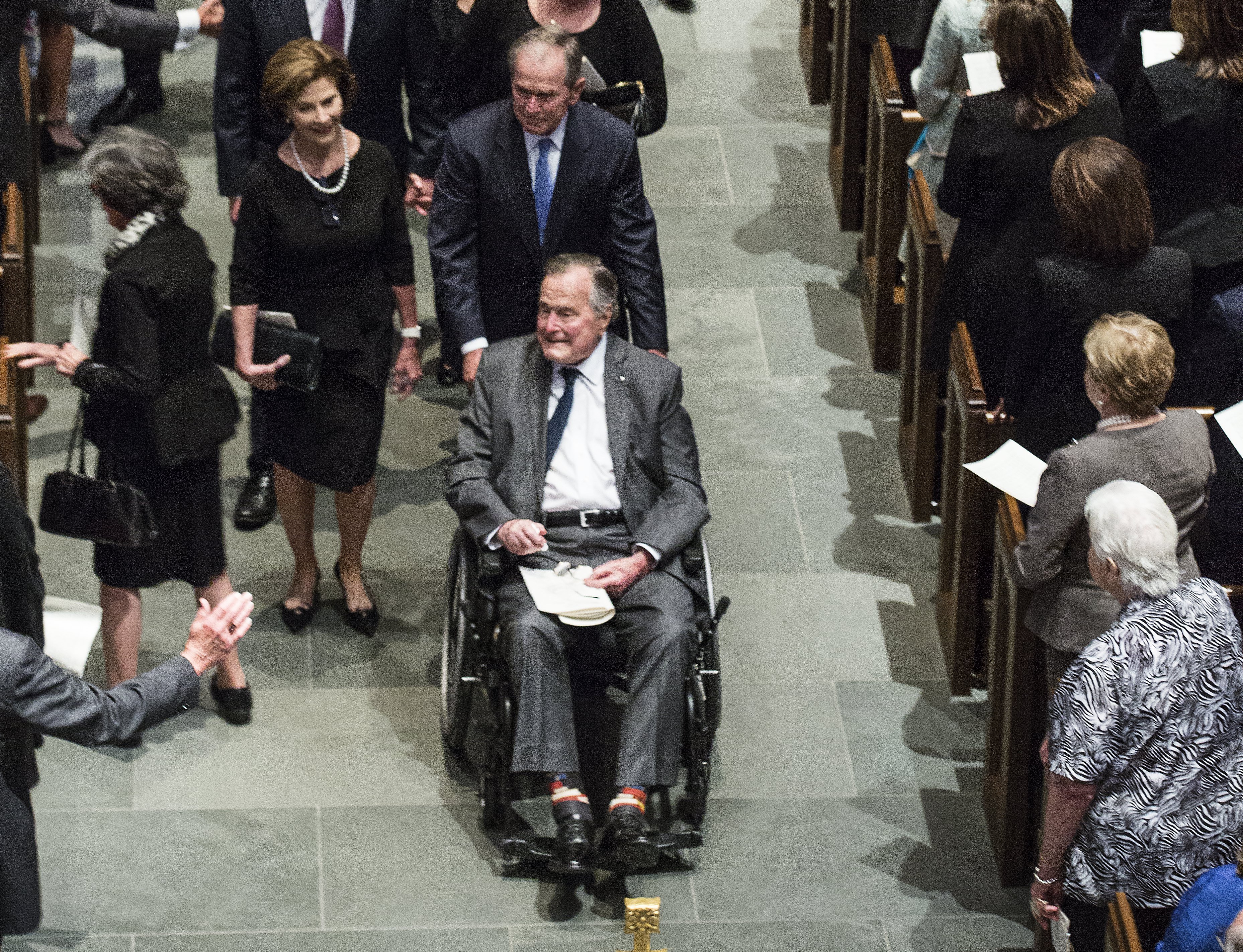 Ex-Presidente Bush hospitalizado um dia após funeral da mulher &#8212; porta-voz