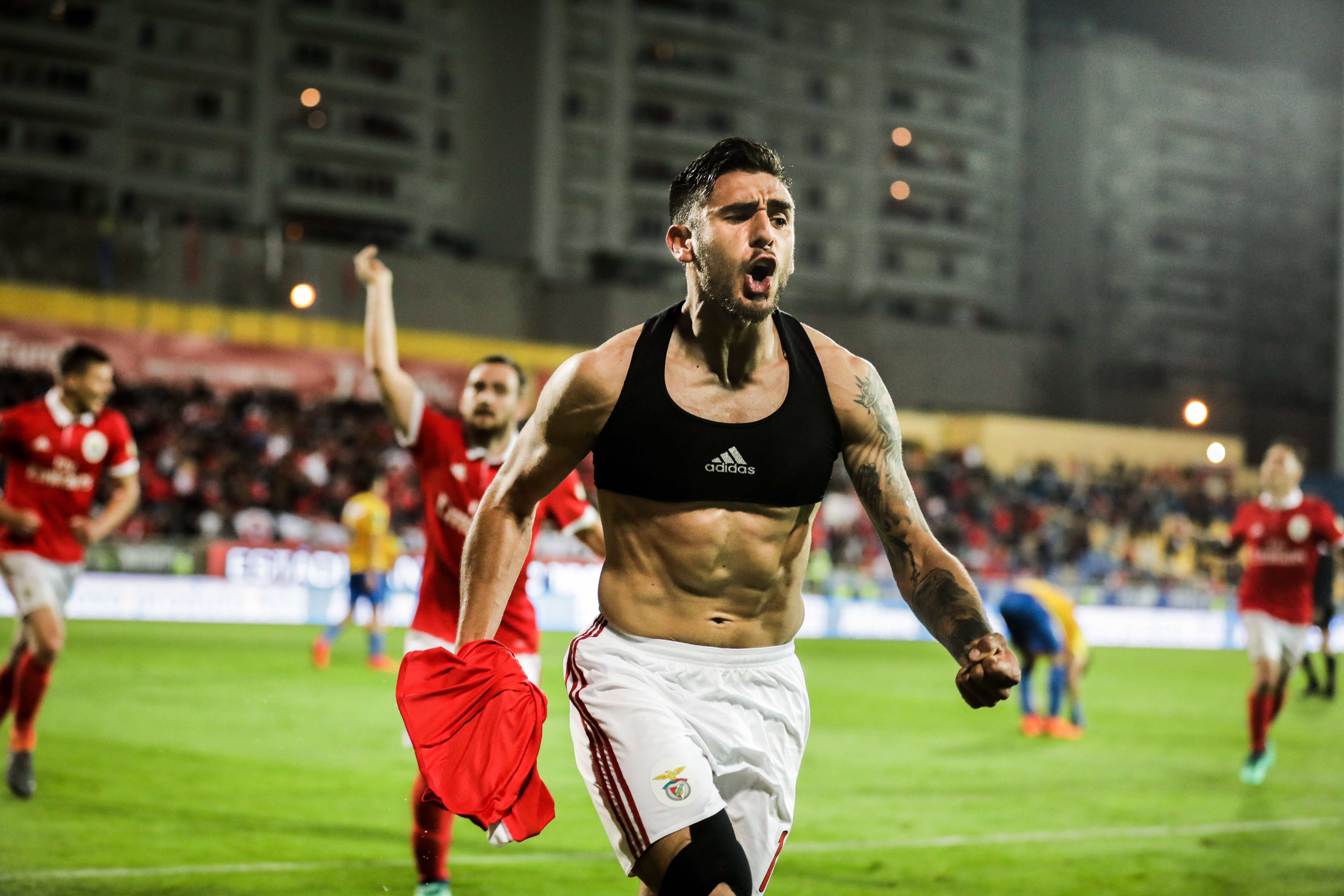 Golo de Salvio nos descontos dá vitória ao Benfica no Estoril
